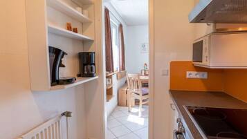 Kühlschrank, Mikrowelle, Ofen, Kochgeschirr/Geschirr/Besteck