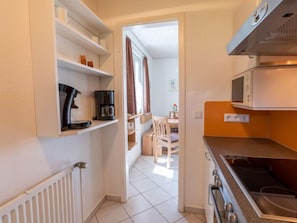 Kühlschrank, Mikrowelle, Ofen, Kochgeschirr/Geschirr/Besteck