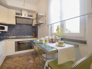 Kühlschrank, Mikrowelle, Ofen, Geschirrspüler