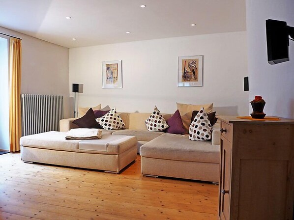 Fernseher, Kamin, DVD-Player