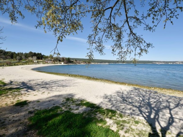 Una playa cerca