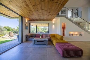 Interior - Villa 18, beach, pool, cinema, 400m². (Porto-Vecchio)