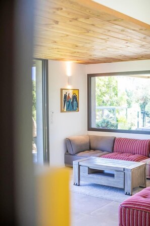 TV, table tennis, stereo - Villa 18, beach, pool, cinema, 400m². (Porto-Vecchio)