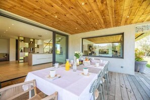 Outdoor dining - Villa 18, beach, pool, cinema, 400m². (Porto-Vecchio)