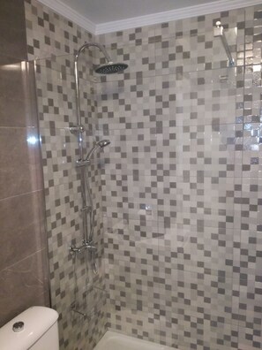 Een haardroger, handdoeken, shampoo, toiletpapier