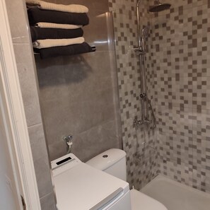 Secadora de cabello, toallas, shampoo, papel de baño 