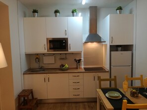 Een koelkast, een magnetron, een kookplaat