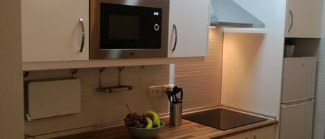 Réfrigérateur, micro-ondes, plaque de cuisson, cafetière/bouilloire