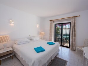 2 bedrooms, iron/ironing board, internet, bed sheets