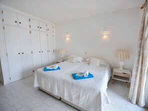 2 bedrooms, iron/ironing board, Internet, bed sheets