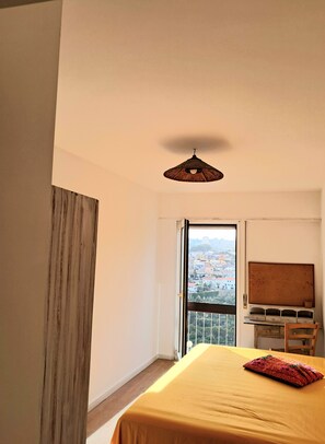 2 bedrooms, bed sheets