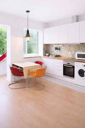 Fridge, microwave, oven, stovetop - City center Apartment with Stunning River View (Porto)