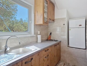 Réfrigérateur, batterie de cuisine, vaisselle et ustensiles