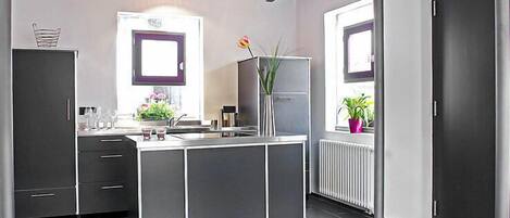 KĂŒhlschrank, Ofen, GeschirrspĂŒler, Kochgeschirr/Geschirr/Besteck