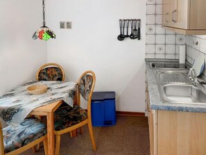 Kühlschrank, Mikrowelle, Toaster, Hochstuhl