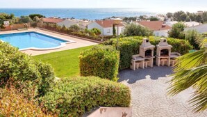 Un quartier résidentiel doté d’une piscine, d’un espace barbecue et offrant une vue sur la mer.