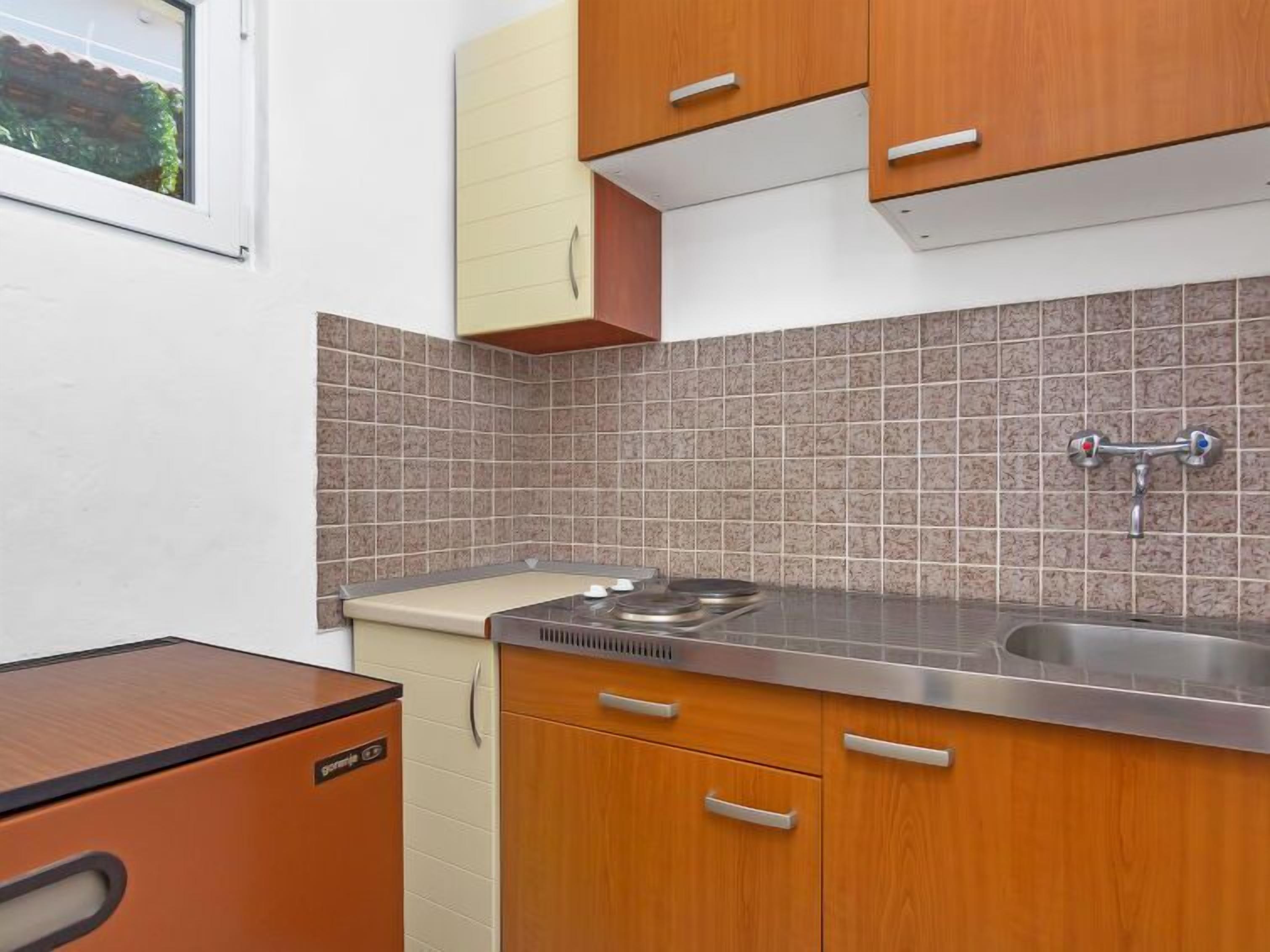 Fridge, cookware/dishes/utensils