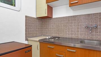 Fridge, cookware/dishes/utensils