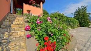 Una escalera de piedra que conduce a una casa de color melocotón con una jardinera en el porche.