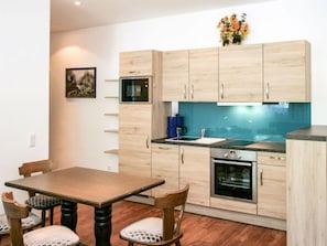 Kühlschrank, Mikrowelle, Ofen, Geschirrspüler