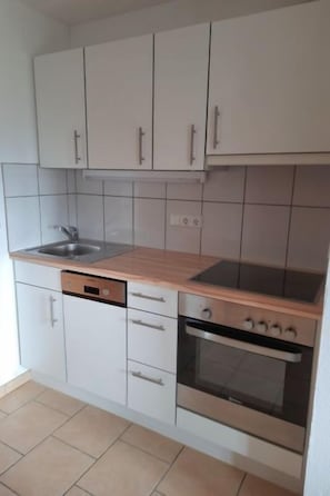 Refrigerador, horno, lavavajillas y utensilios de cocina 
