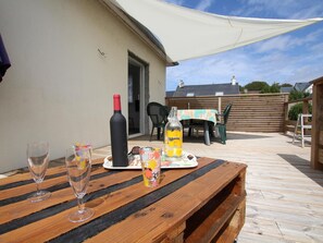Outdoor dining - Cozy house with terrace and bikes near the beach (Donville-les-Bains)