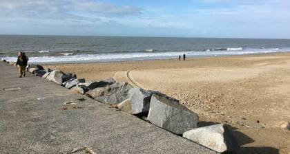 Maison confortable avec terrasse et vélos prÚs de la plage