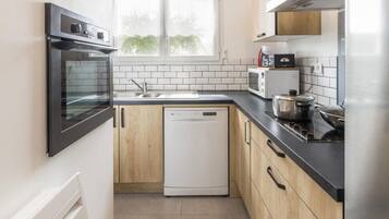 Een koelkast, een microgolfoven, een vaatwasser