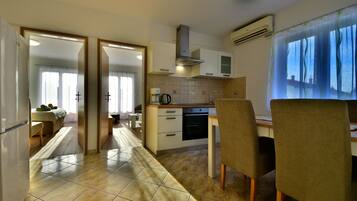 Fridge, oven, cookware/dishes/utensils, freezer