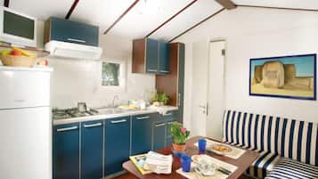 Kylskåp och grytor/köksredskap