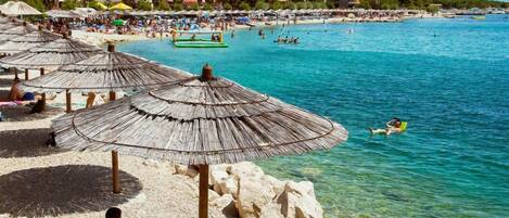 بالقرب من الشاطئ