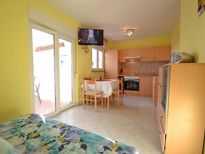 Kühlschrank, Ofen, Kochgeschirr/Geschirr/Besteck