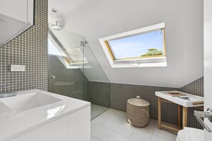 浴缸、風筒、提供毛巾