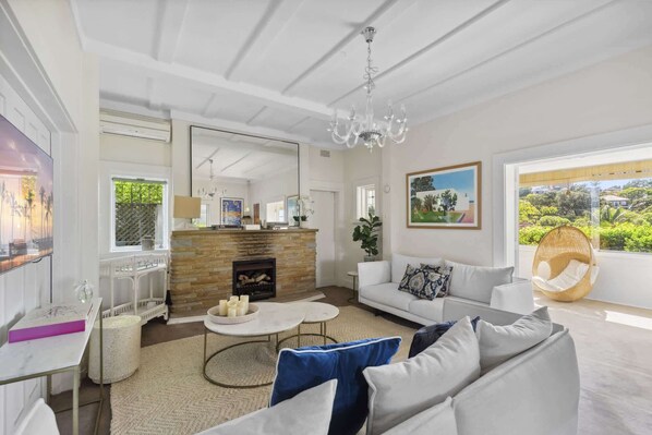 Télévision, cheminée, espaces bureaux