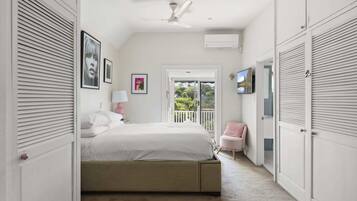 4 bedrooms, desk, iron/ironing board, WiFi