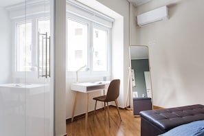 Apartamento | 2 quartos, escrivaninha, espaço de trabalho para notebook