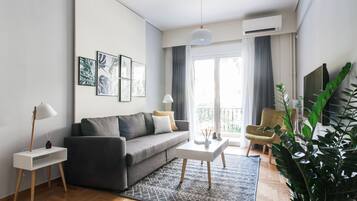 Appartement | Woonruimte | Een 43-inch flatscreentelevisie met satellietzenders en een smart-tv