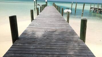 Plage, chaises longues, serviettes de plage