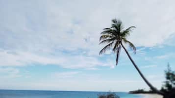 På stranden, solstolar och strandhanddukar