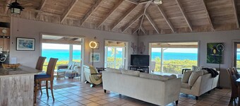 Coconut Beach House: Oceanfront, Beach, Dock, Views, Secluded, Reefs, Generator