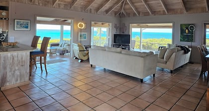 Coconut Beach House: Oceanfront, Beach, Dock, Views, Secluded, Reefs, Generator