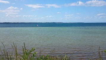 Nära stranden och solstolar