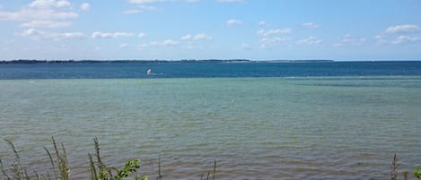 Nära stranden och solstolar