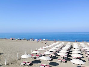Una spiaggia nelle vicinanze