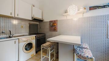 Kühlschrank, Mikrowelle, Ofen, Kochgeschirr/Geschirr/Besteck