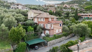 Una zona residencial en una ladera, con casas, un estacionamiento techado y vistas del paisaje circundante.