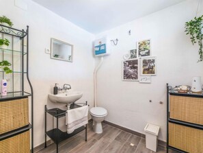 Secador de cabelo, toalhas de banho