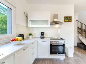 Kühlschrank, Ofen, Geschirrspüler, Kochgeschirr/Geschirr/Besteck