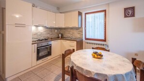 Fridge, oven, dishwasher, cookware/dishes/utensils