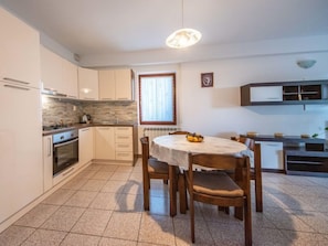Fridge, oven, dishwasher, cookware/dishes/utensils
